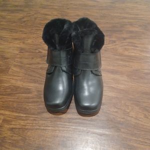 Black leather women boots with fur insole (size 9)